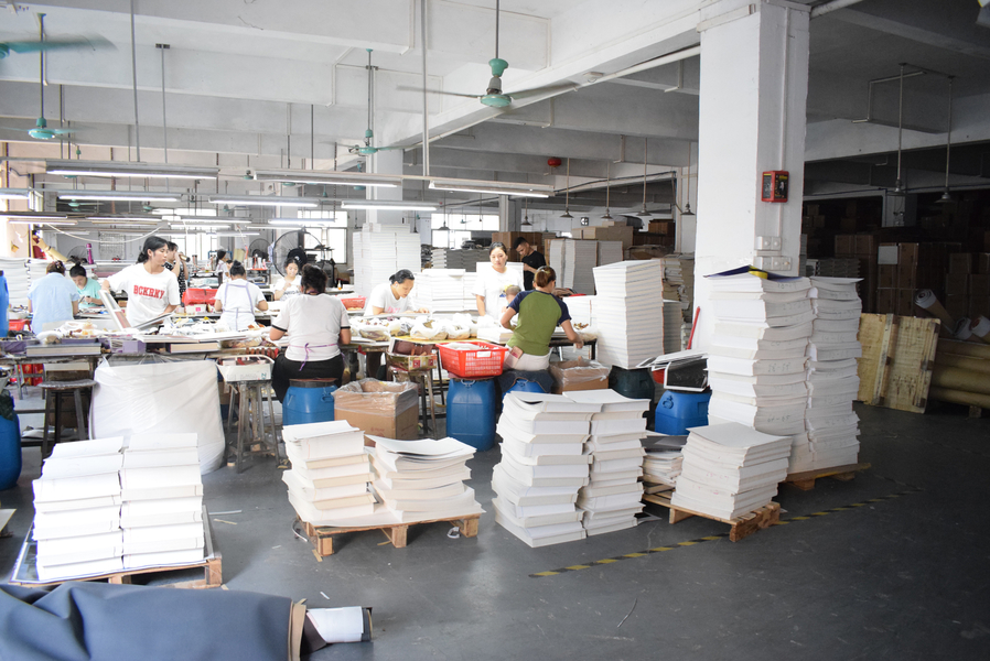 GUANGZHOU YM PACKAGE PRODUCTS CO.,LTD. productielijn van de fabrikant