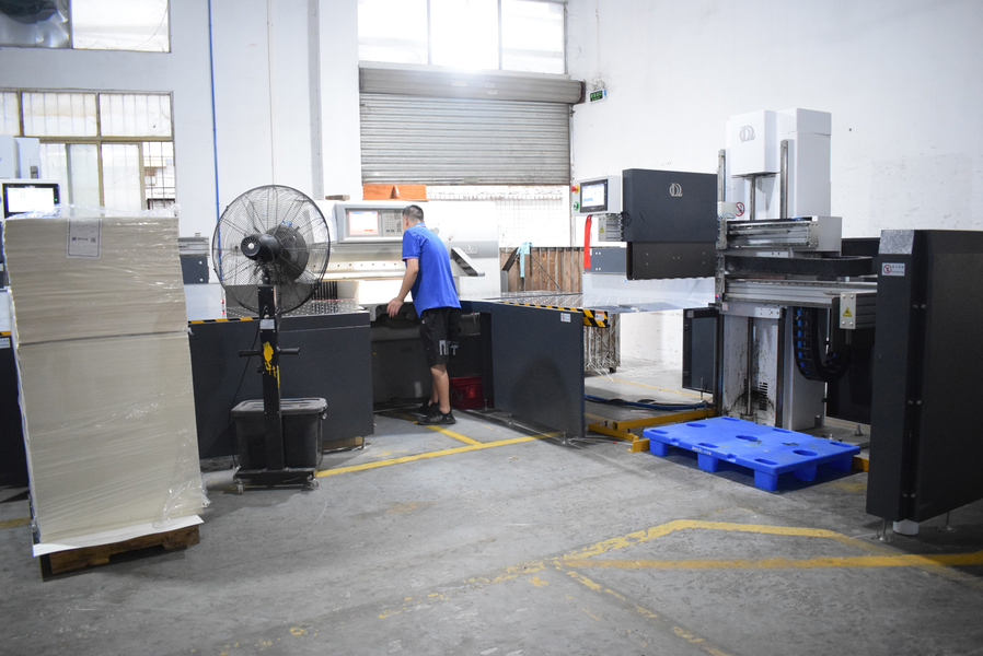 GUANGZHOU YM PACKAGE PRODUCTS CO.,LTD. productielijn van de fabrikant