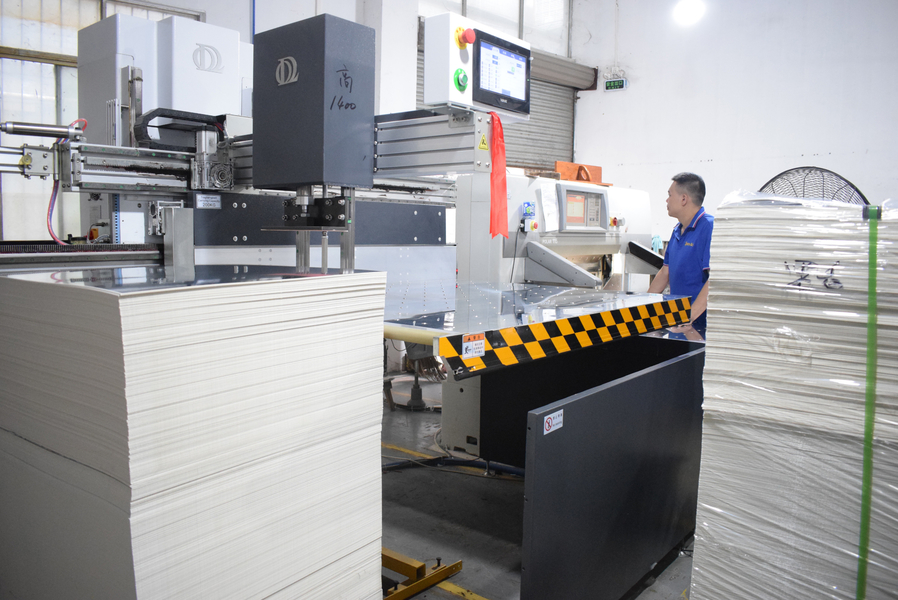 GUANGZHOU YM PACKAGE PRODUCTS CO.,LTD. productielijn van de fabrikant