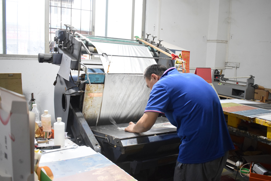 GUANGZHOU YM PACKAGE PRODUCTS CO.,LTD. productielijn van de fabrikant