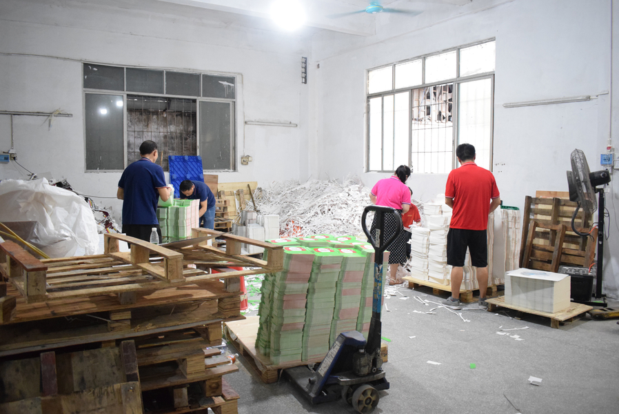 GUANGZHOU YM PACKAGE PRODUCTS CO.,LTD. productielijn van de fabrikant