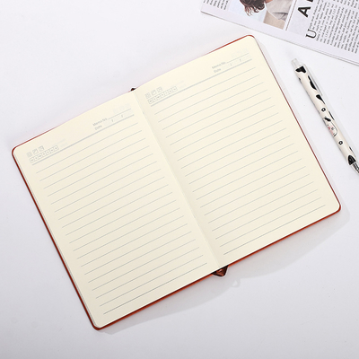 Spiraalgebonden hardcover notitieboek van 14,8 x 21 cm met elastische band sluiting en een kaftgewicht van 300 g/m²